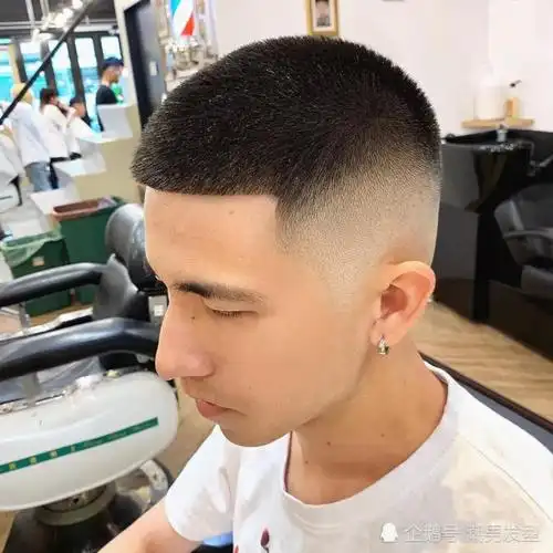 男生"阳光发型"该怎么剪?理发师建议这3款,剪完清爽又帅气!