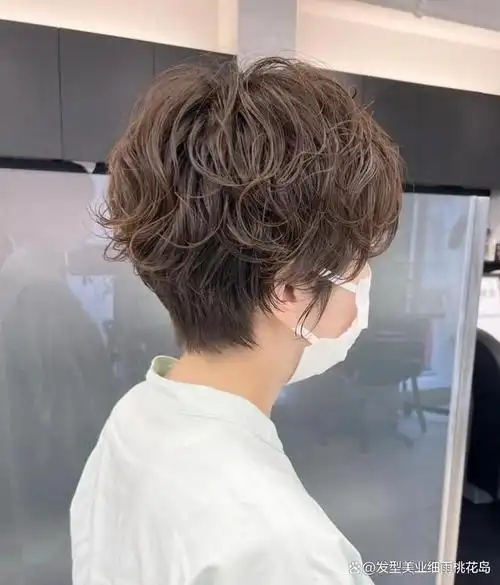 整体发型的设计,以微卷作为主体,卷度刚刚好,层次感非常分明,随意的