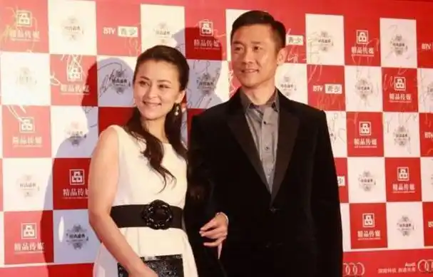 当时黄志忠还只是个刚出道的小演员,在事业上并没有太大的起色,而当时