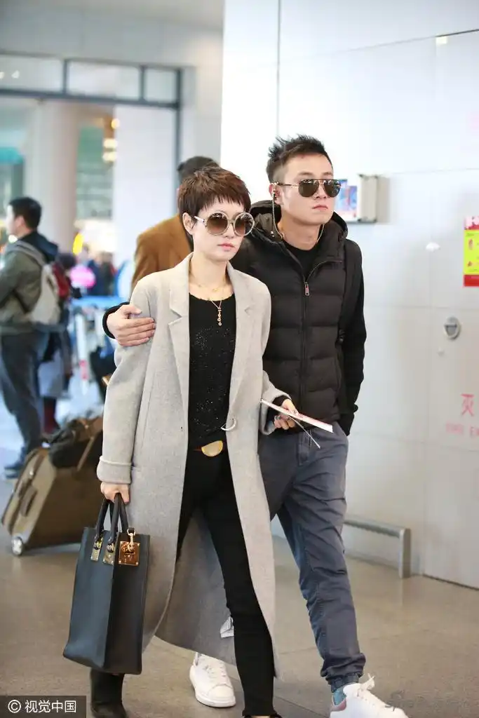 article>组图:文章机场亲密搂马伊琍肩 马司令穿风衣气场全开