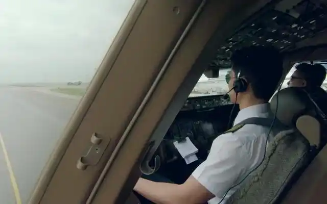 镜头前的一个机长淡淡地描述自己:"其实,我们这种人根本离不开飞机
