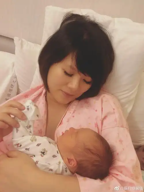 苏打绿贝斯手谢馨仪老公是谁 谢馨仪跟张悬好像对比