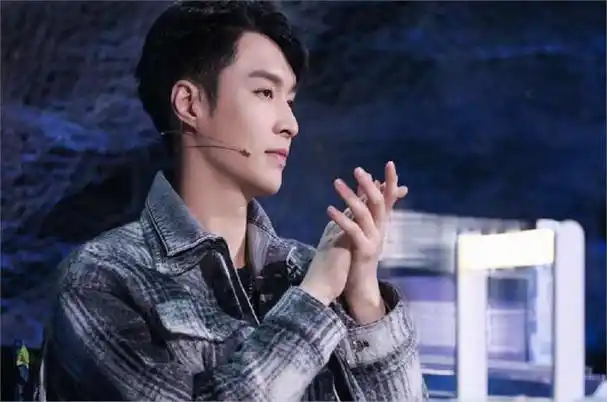 事实证明,让女孩子遮住大腿的张艺兴,活成了娱乐圈的一股清流