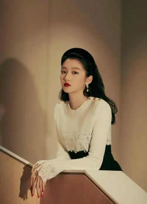 关晓彤男粉送香菜花!黑白配高腰裙显高,白色波点长袜复古_双腿_身高_