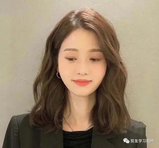 宝藏女孩的齐肩烫短发