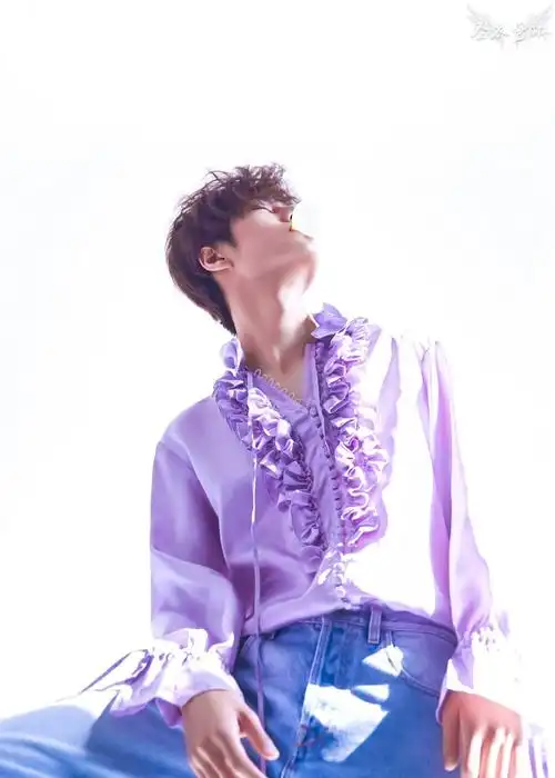 当王一博肖战穿着紫色,那真是惊艳全场!