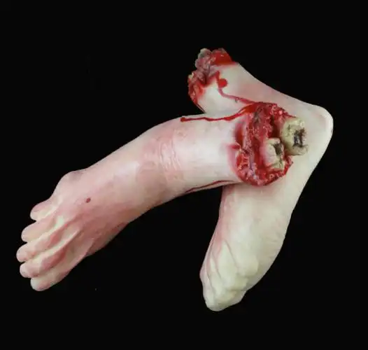 万圣节厂家道具 鬼屋装饰 逼真恐怖 断血脚 整蛊假脚 一个价160g