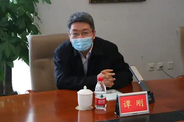 共克时艰情暖人心