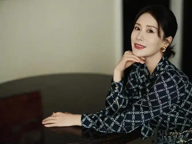 海清出席mk品牌活动简约黑色连衣裙一套菱形格印花交错的长裙