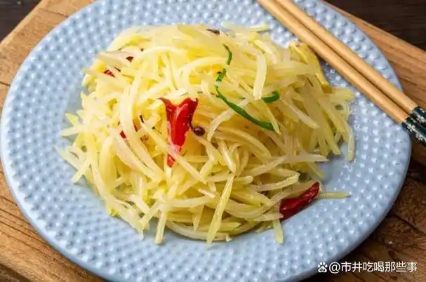 炒土豆丝想好吃,切勿直接下锅,掌握这2步,又脆又香还不粘锅
