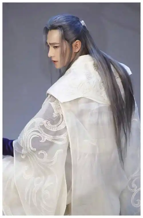 杨洋穿着古装,很特别的发色,灰中带蓝,有长发和刘海.
