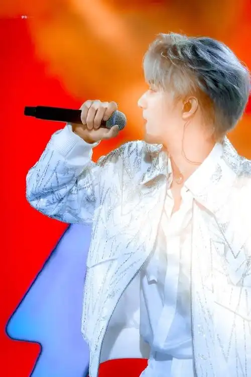 刘耀文彩蛋透露头发是为演唱会solo染的,那次舞台真的绝美啊!