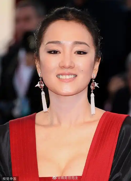 巩俐的威尼斯红毯造型来啦,这套elie saab红黑拼色拖地礼服|巩俐|红黑