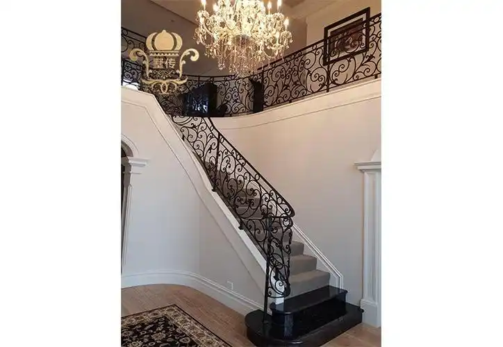 铁艺楼梯扶手在日常的清洁中切忌用大量的水擦洗,可用清洁剂喷洒在其