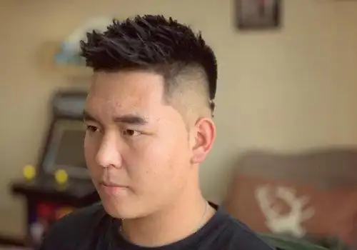 头大圆脸的男生短发怎么梳 中年胖圆脸男士显瘦气质剃两边短发设计