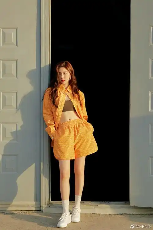 演员@cecilia宋妍霏身着fendi 2021春夏女士系列,与光影相伴,将明媚穿