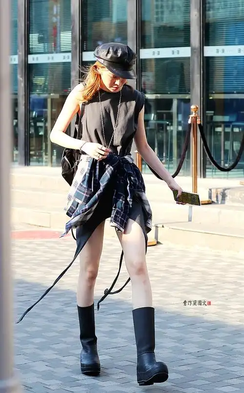 街拍把高筒靴穿出夏天味道的美女