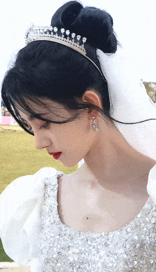 鞠婧祎晒出一段自己穿婚纱造型的视频,她以一身白色带钻婚纱亮相,秀发