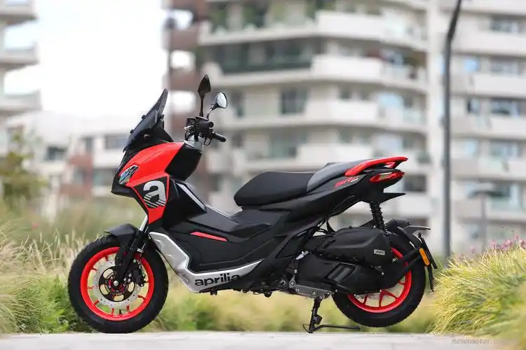 阿普利亚srgt125200户外特写444