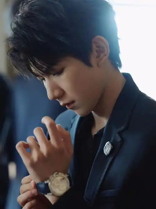 王源戴高级珠宝腕表##品牌晒王源