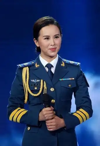 图集她的作品王雅洁,女,空政文工团优秀青年歌手,出生于云南省曲靖市