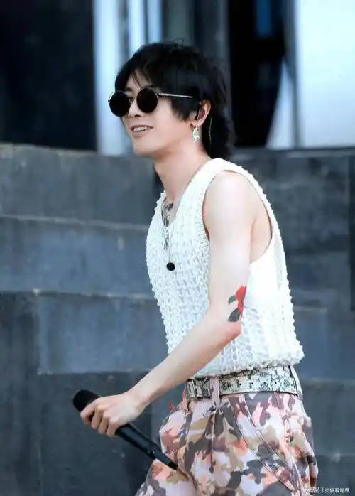 华晨宇成都演唱会激情开唱!_火星_创新_歌迷