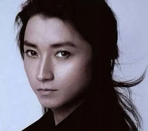 日本鬼才演员,大饼脸凭实力敢演美男子,36成奶爸变人生赢家!