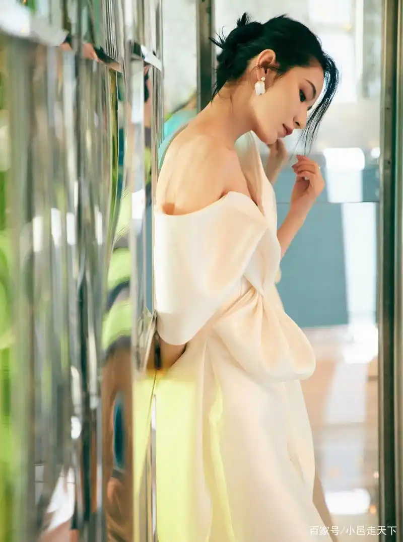 代斯白色长裙性感写真