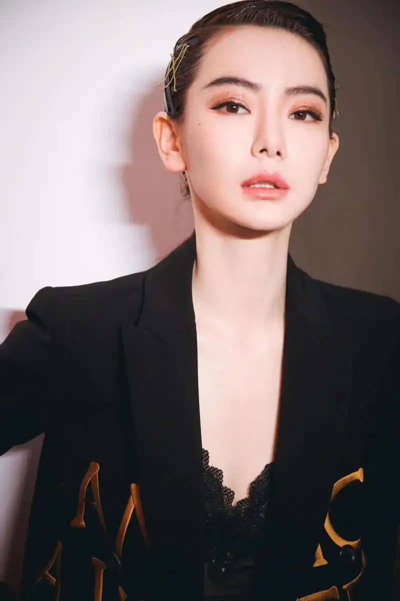 戚薇现身米兰时装周 混搭风穿衣既酷感又柔美