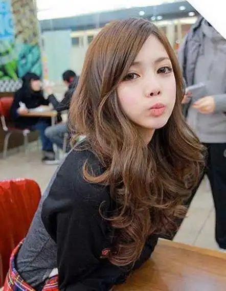 冬季流行烫发发型图片秋季女生气质长烫发发型图片