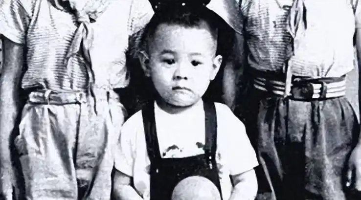 童年时的李连杰李连杰,1963年12月26日出生在北京一个普通的工人家庭