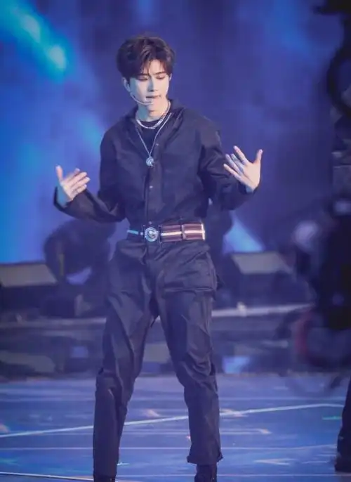 蔡徐坤演唱会太拼了穿着紧身裤就下跪网友这谁能抗住