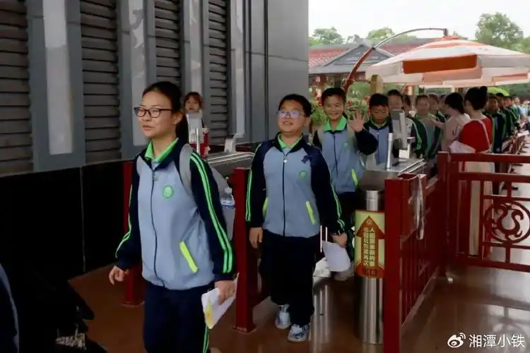 湘大附校七年级学生赴长沙方特东方神画开展研学活动