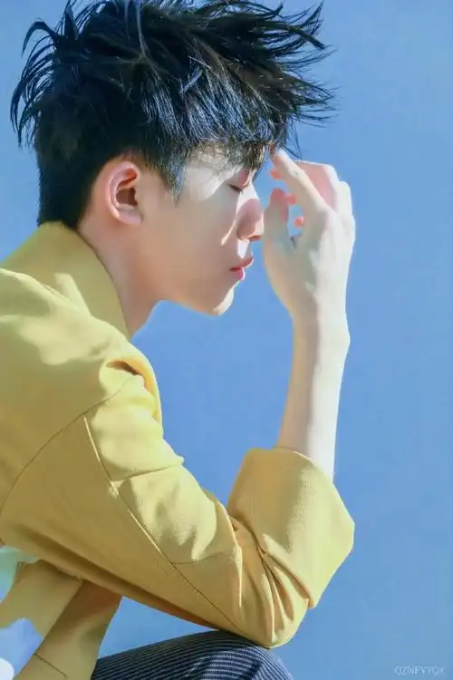 易烊千玺超话第一次登gq的时候,一种日系清新感扑面而来    #易烊千玺