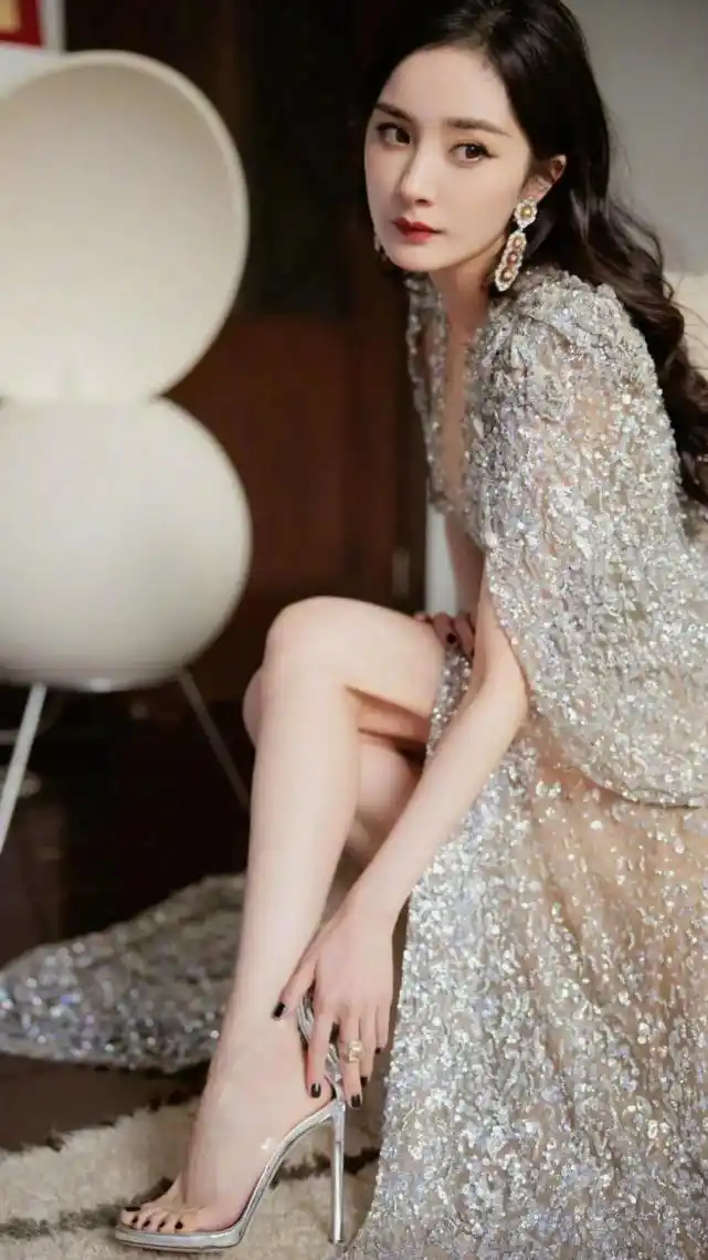 每天美图|杨幂的高跟鞋美图