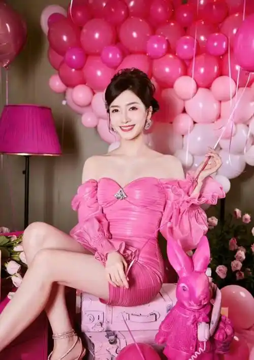 江疏影37岁生日写真,芭比粉造型竟毫无违和感,这身材也太火la了_粉色