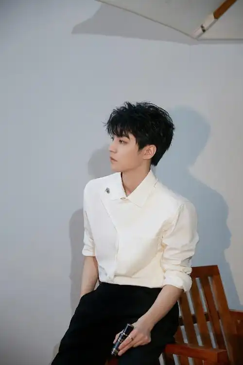 王俊凯白衬衫墨镜造型#王俊凯今日份直播造型图黑白搭配简约干练戴