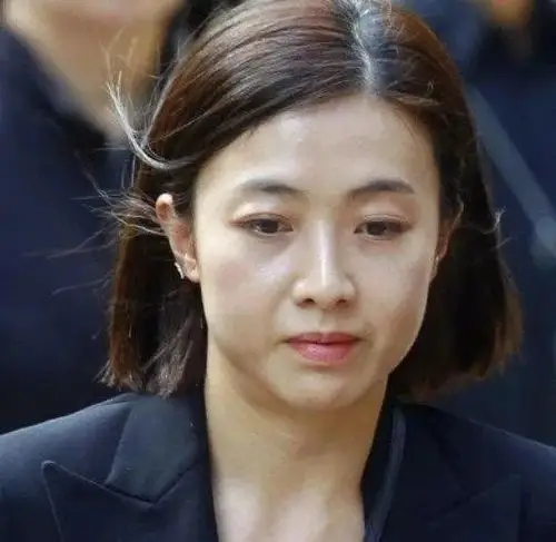 (甘比,额头平,不过高,辅佐刘銮雄事业,后终被扶正)3  颧骨不过高在