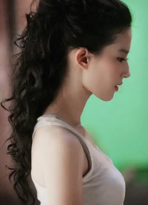 明星图集神仙姐姐刘亦菲绝美侧颜