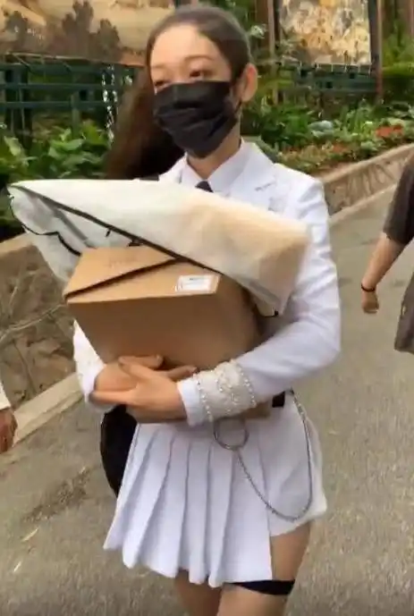 原创原创有一种瘦叫创造营的希林娜依高穿团服出门这腿让人羡慕