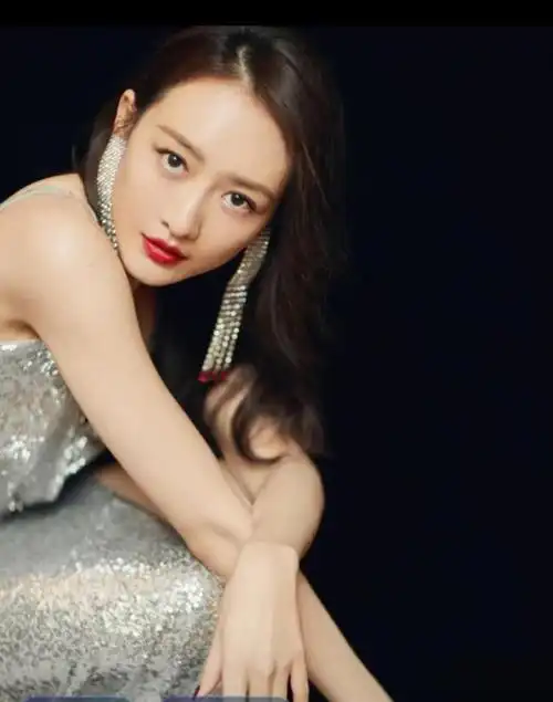 王鸥产后首次公开露面现身机场 短发新造型身材臃肿__