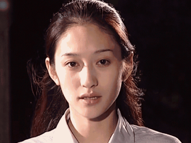 李小冉年轻时的颜值太绝了,冷白皮,身材高挑,五官精致很清纯,真的是看