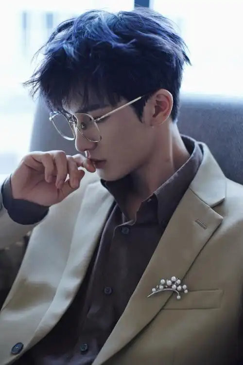 朱正廷美拉德配色西装