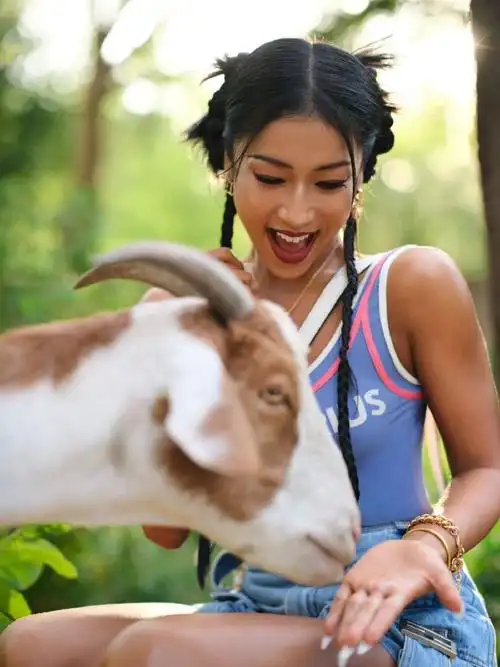 吉克隽逸在树林里穿泳衣##吉克隽逸泳衣#@吉克隽逸晒泳装照配文:"是