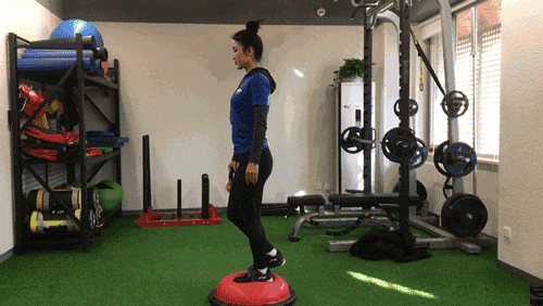 站立,双手打开维持平衡屈髋屈膝让大腿与身体行程一条直线锻炼动作三