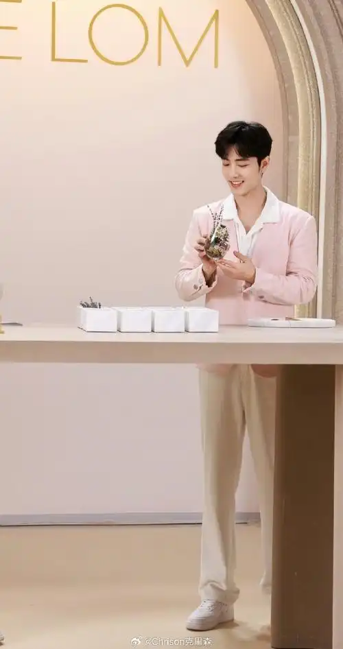 肖战 ┊手捧洋甘菊花束,粉色系西装加身,清新的氛围跃然而出,这一抹