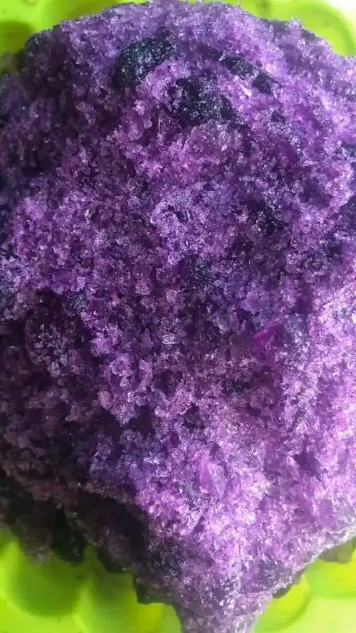 紫色带有颗粒感的冰,吃起来好过瘾