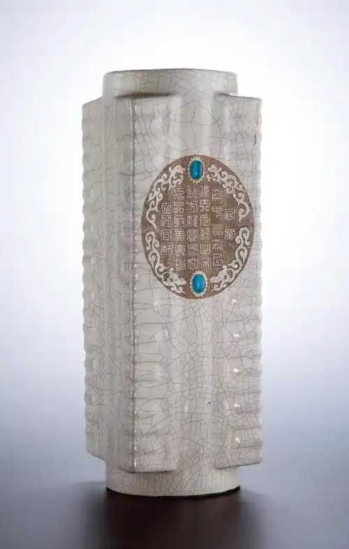 2237 宋代 官窑刻字镶宝石琮式瓶