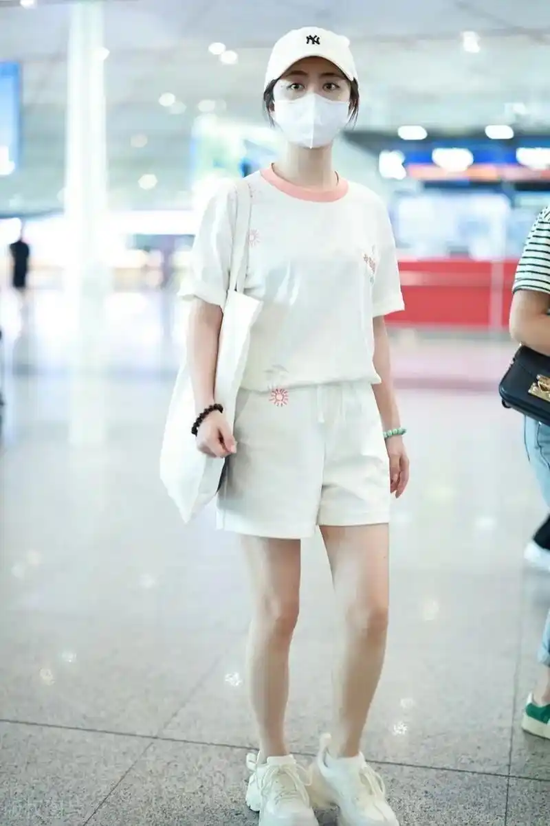 谭松韵亮相北京机场,她穿了一身白色的衣服,看上去年轻又靓丽,像个漂