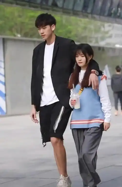 最萌身高差男生搭女生肩还要弯腰却被女生的水水裤潮到